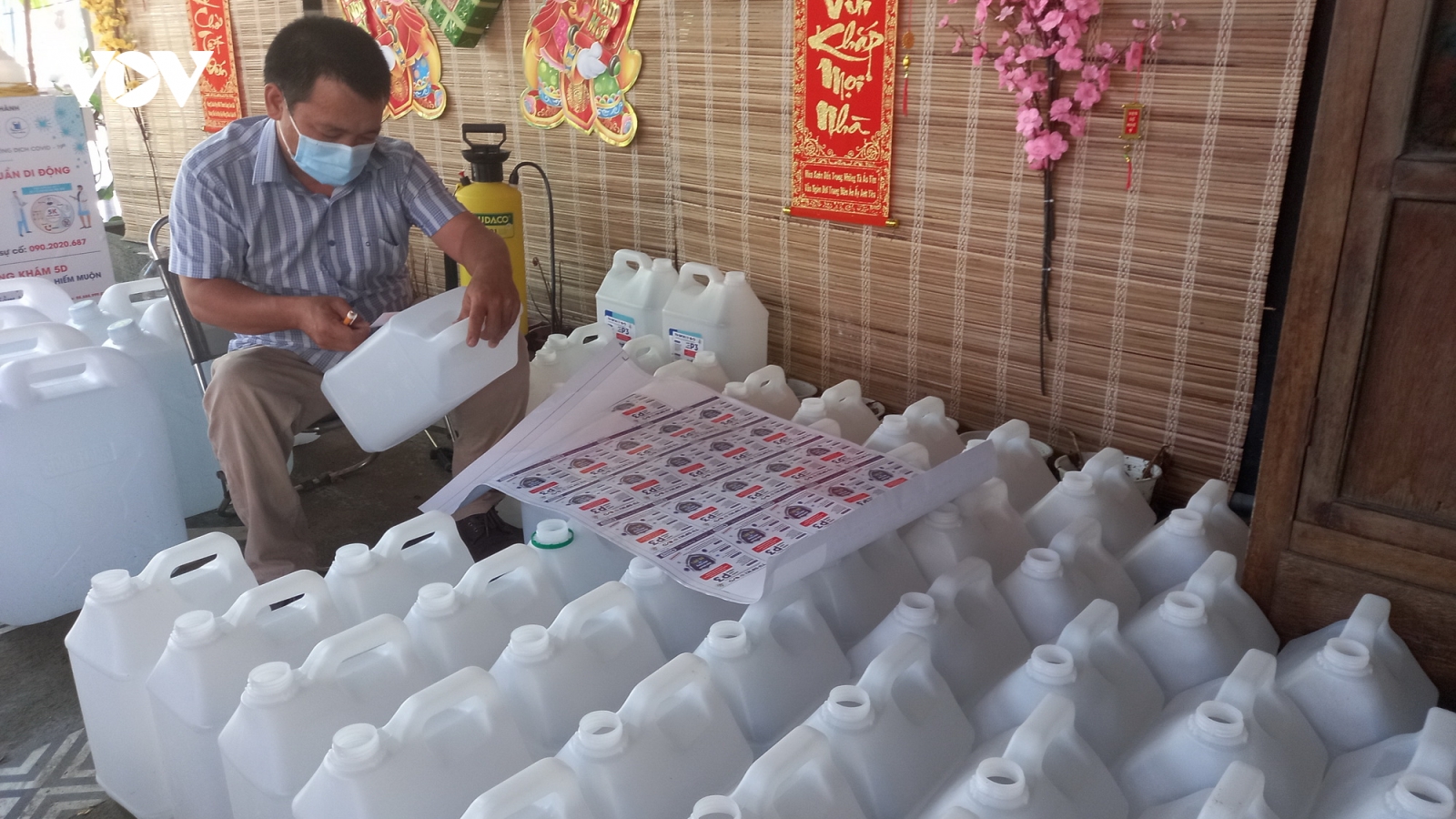 Người từng mắc Covid-19 chế tạo máy khử khuẩn phòng chống dịch