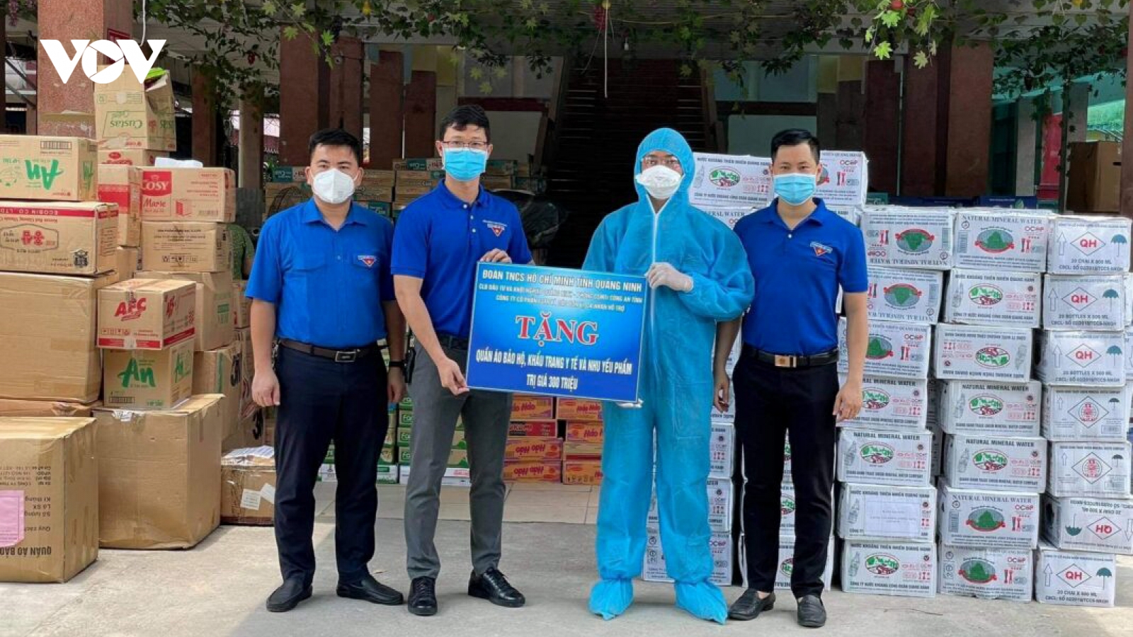 "Cùng áo xanh thắng nhanh Covid"