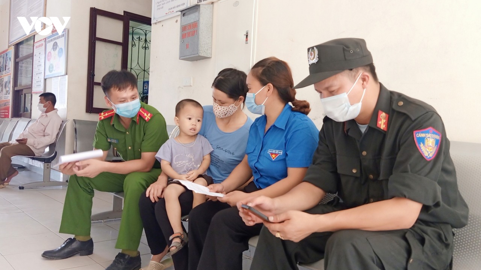 Giọt máu nghĩa tình của các chiến sĩ công an trong vùng phong tỏa ở Bắc Giang