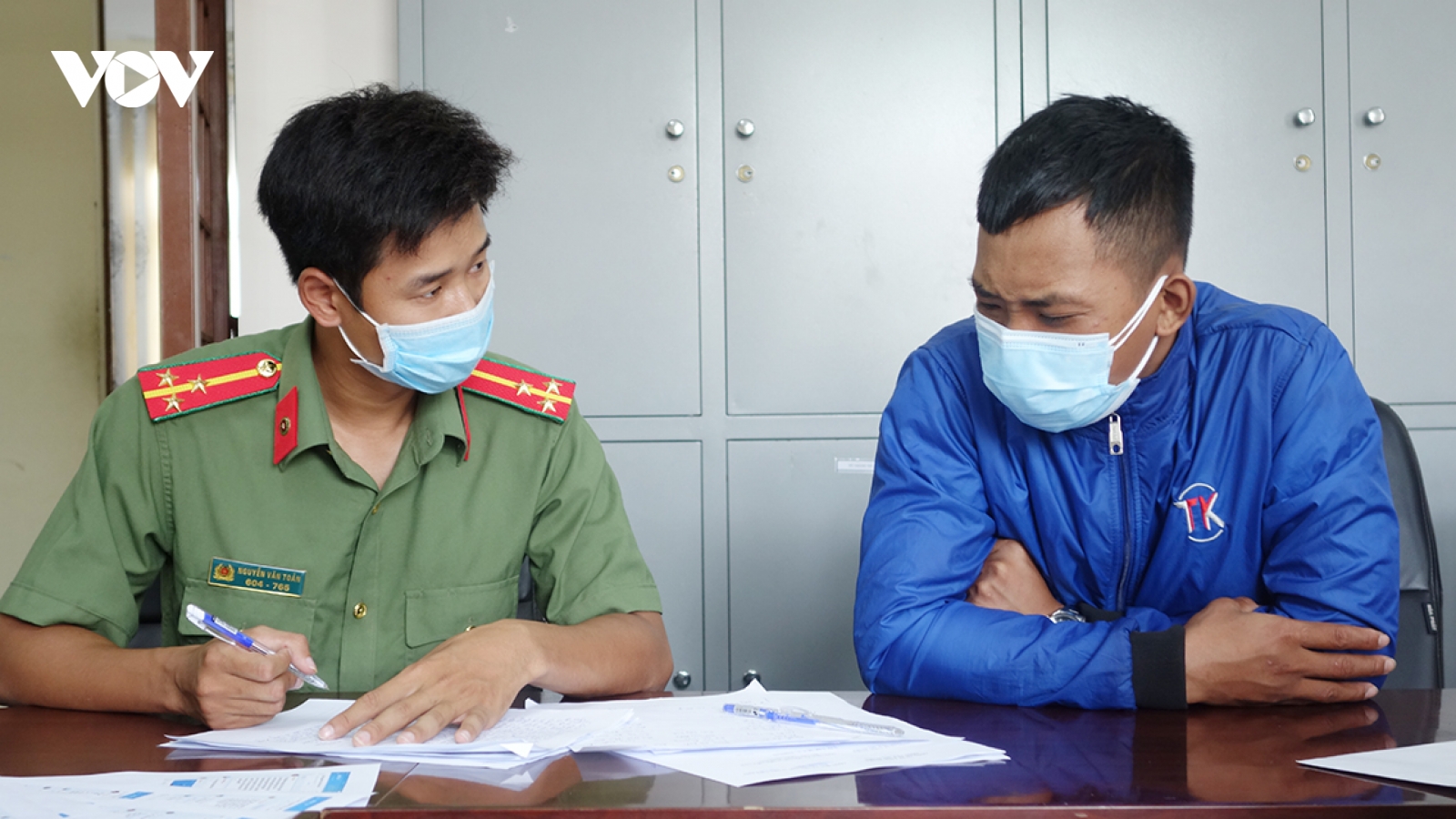 Đưa tin sai sự thật về dịch Covid-19, 2 công dân bị mời lên công an làm việc