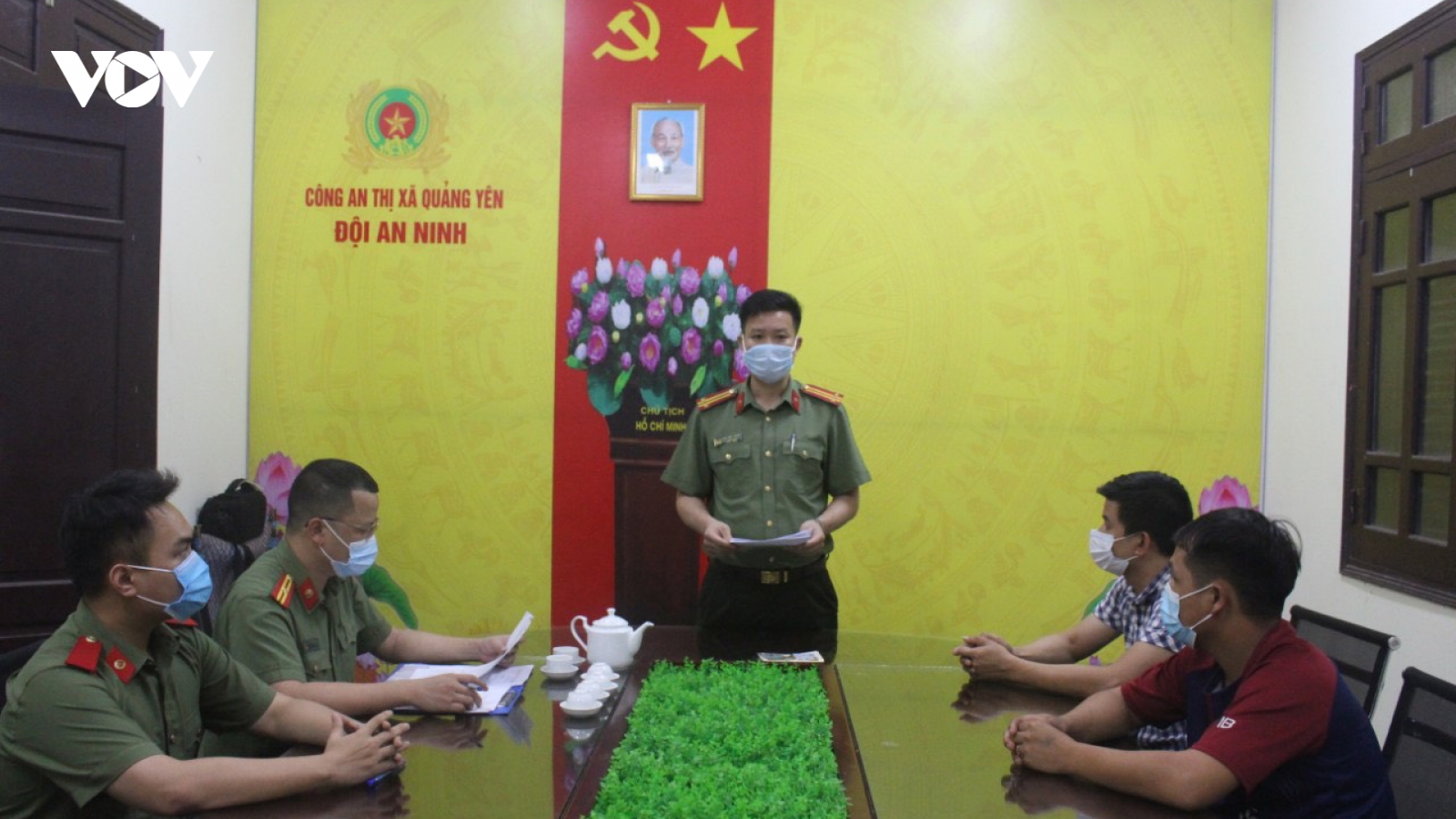 Cho người quen trốn trên thùng xe tải để né chốt vào Quảng Ninh