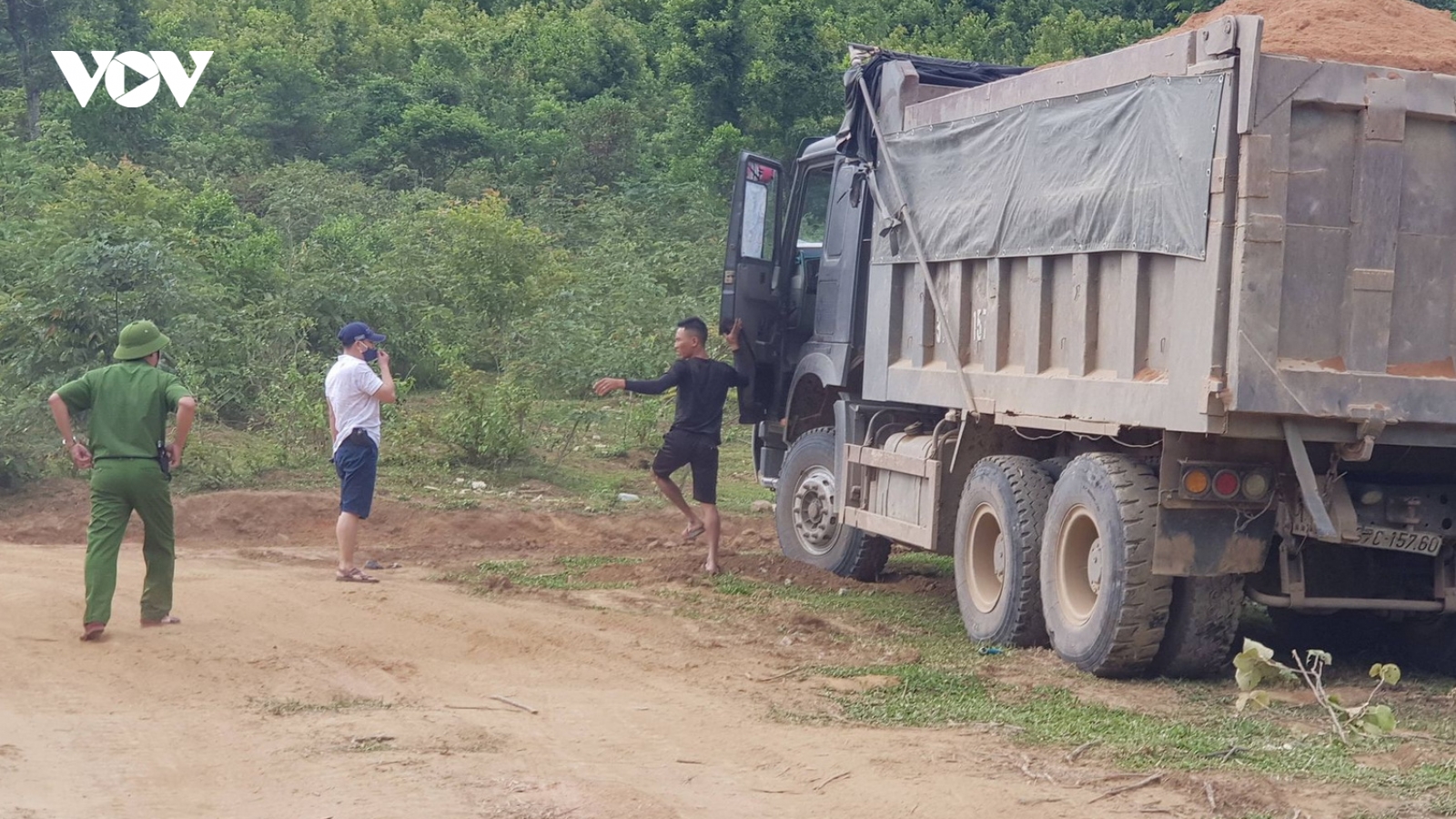 "Đột kích" bắt quả tang khai thác cát trái phép giữa lòng hồ thủy điện
