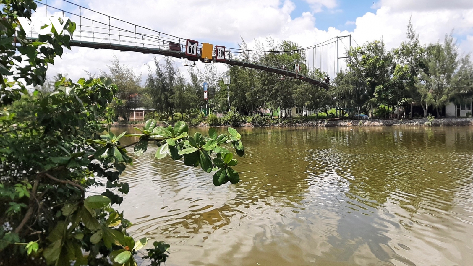Hai Thượng úy công an cứu thiếu nữ nghi nhảy cầu tự tử