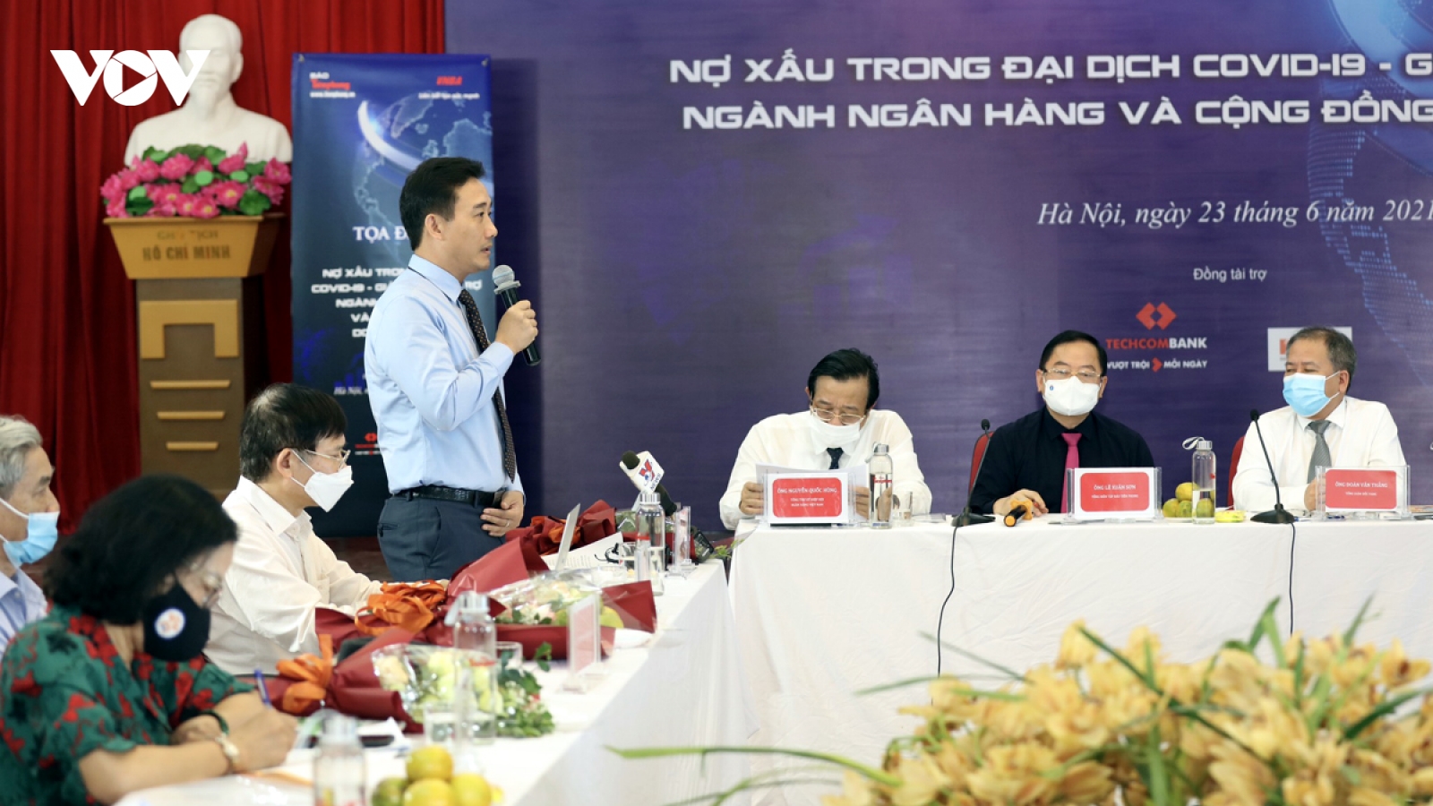 Covid-19 hoành hành, "bóng ma" nợ xấu rình rập