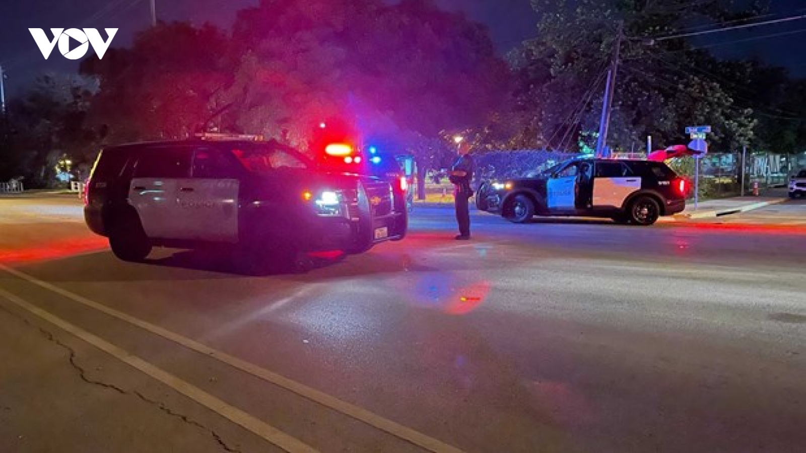 Cảnh sát Mỹ truy tìm 2 kẻ tình nghi trong vụ xả súng khiến 14 người bị thương ở bang Texas