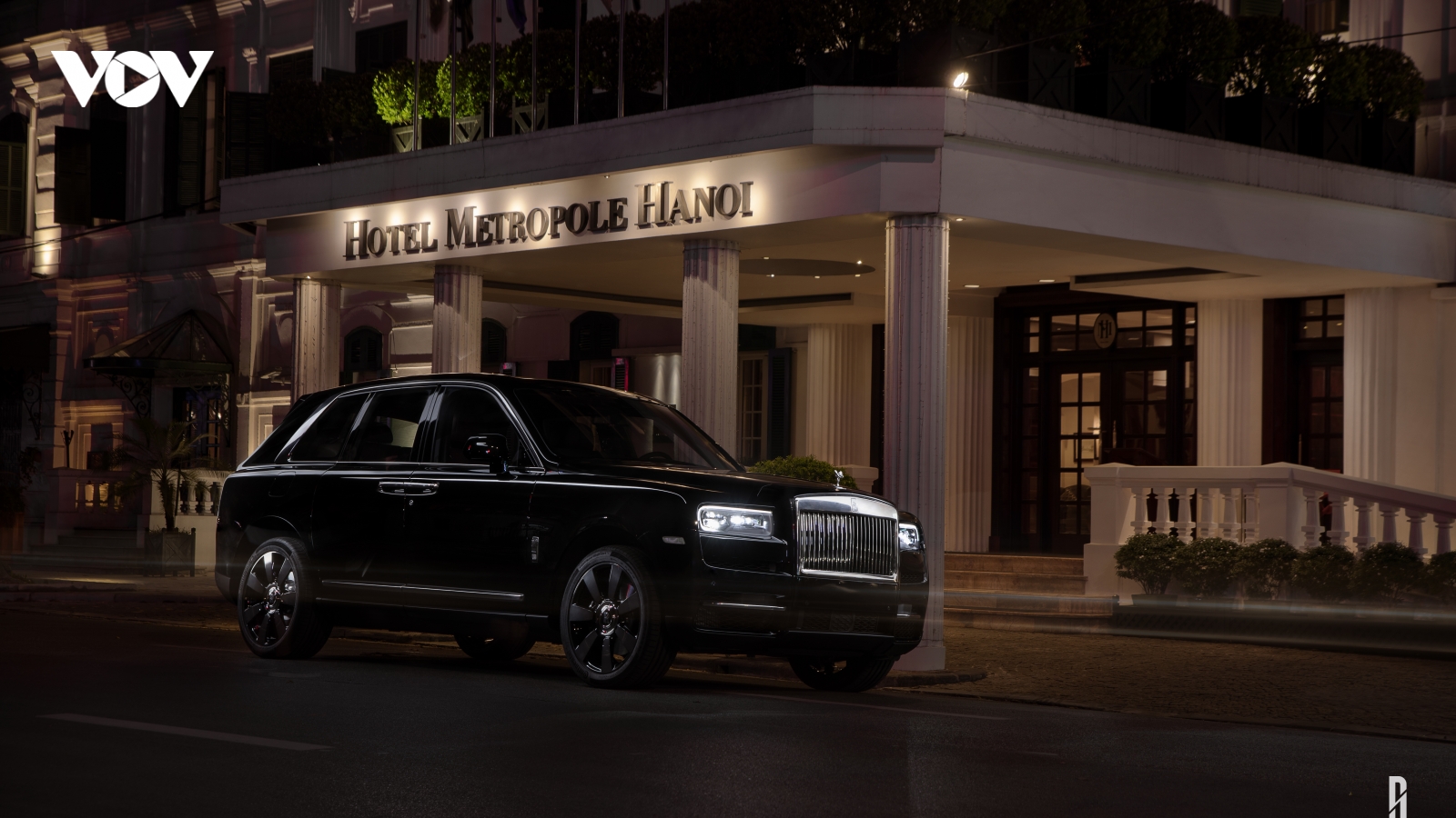Cận cảnh 'viên kim cương' Rolls-Royce Cullinan trên phố đêm Hà Nội