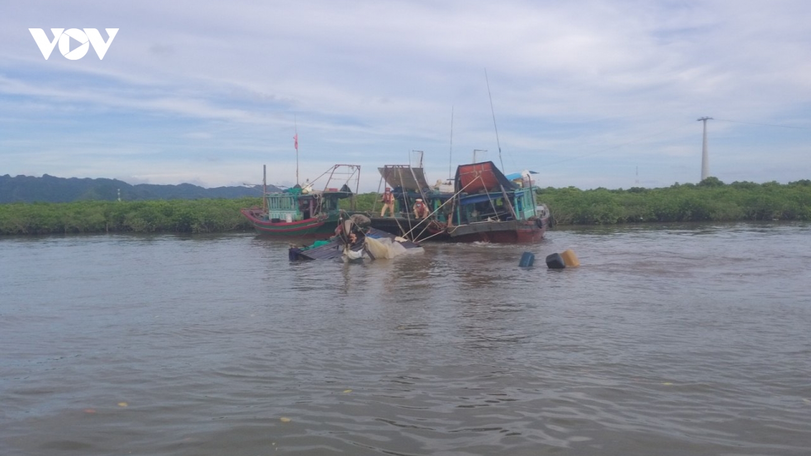 Cứu sống một ngư dân bị chìm tàu tại khu vực Đèn Ba Lăng