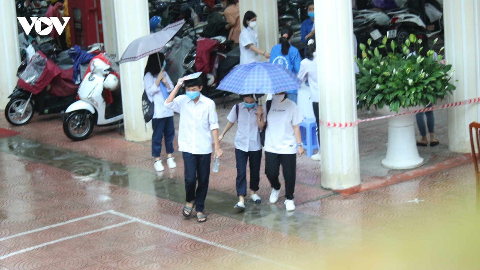 Phụ huynh Hà Nội “đội mưa” đưa con đi thi vào lớp 10