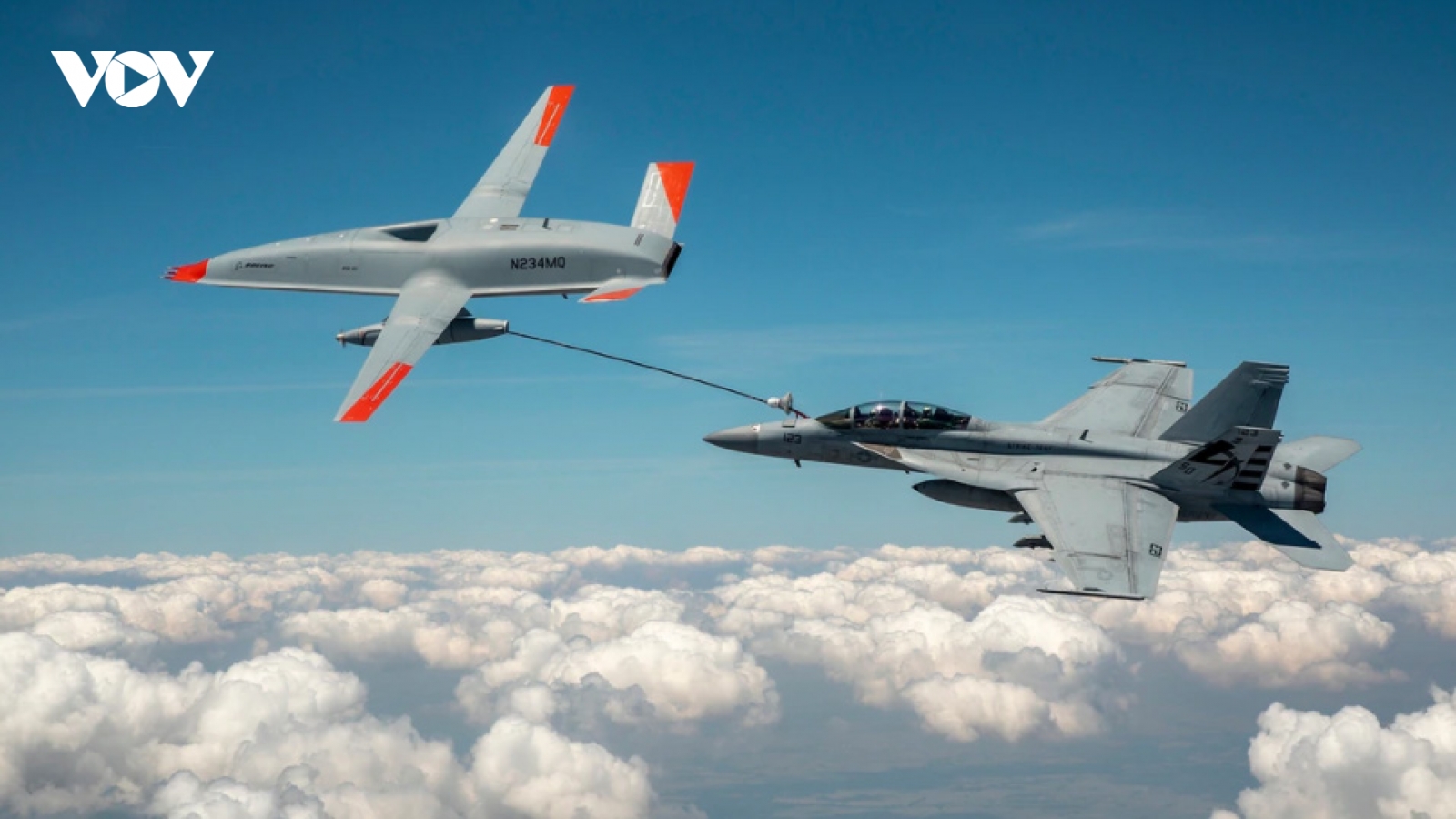 UAV MQ-25 lần đầu thử nghiệm tiếp nhiên liệu trên không cho tiêm kích