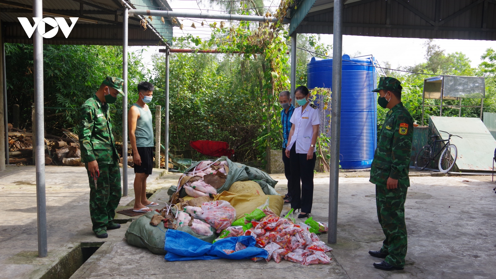 Bắt giữ 2 phương tiện vận chuyển nhiều loại thực phẩm không rõ nguồn gốc