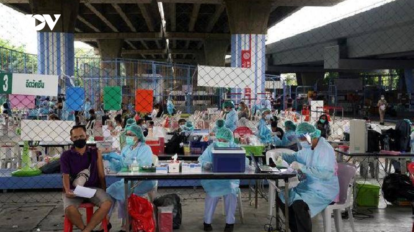 Bệnh viện quá tải nghiêm trọng, Thái Lan tính phong toả thủ đô một tuần