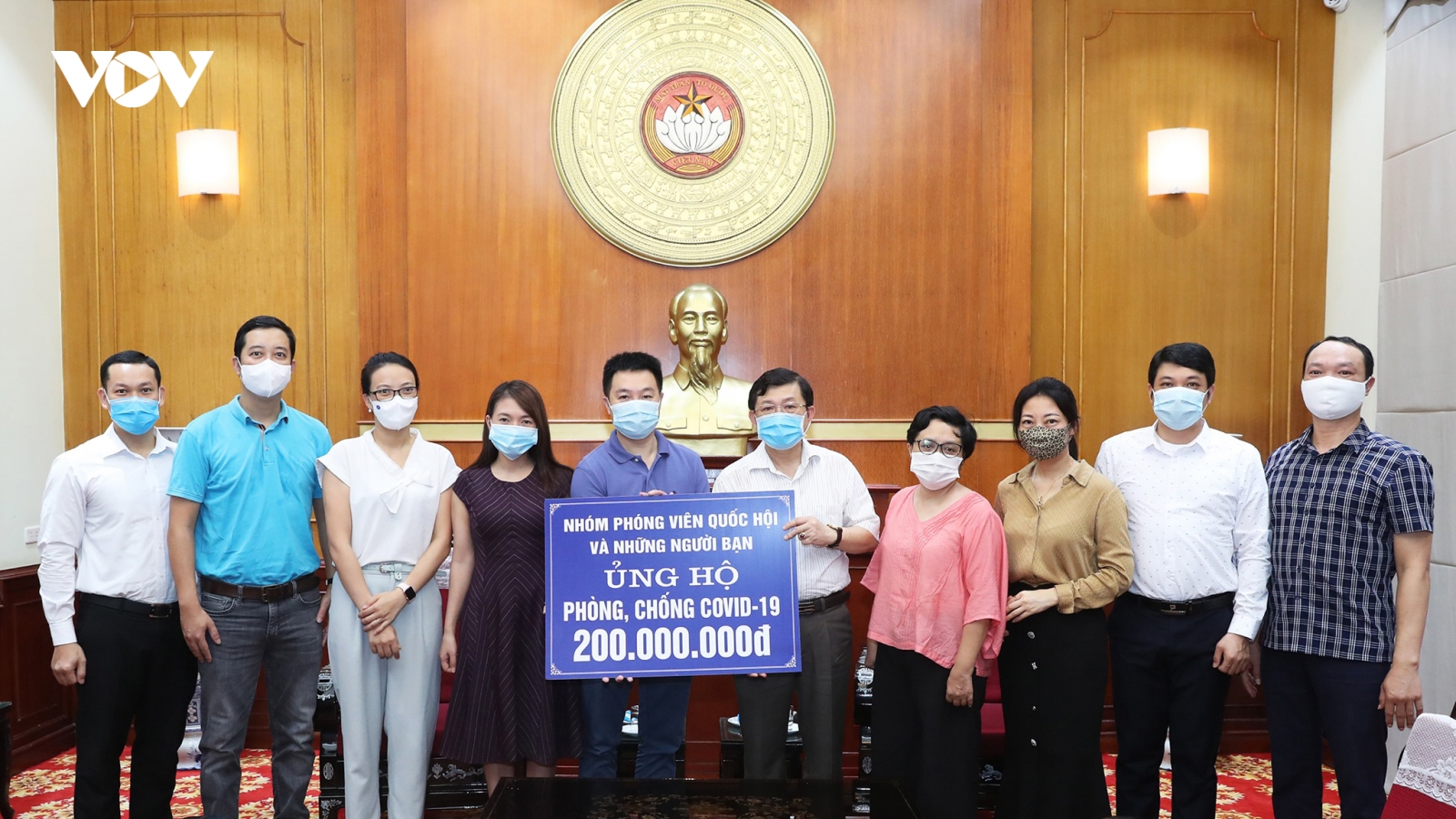 Nhóm Phóng viên Quốc hội và những người bạn ủng hộ 200 triệu đồng phòng, chống Covid-19