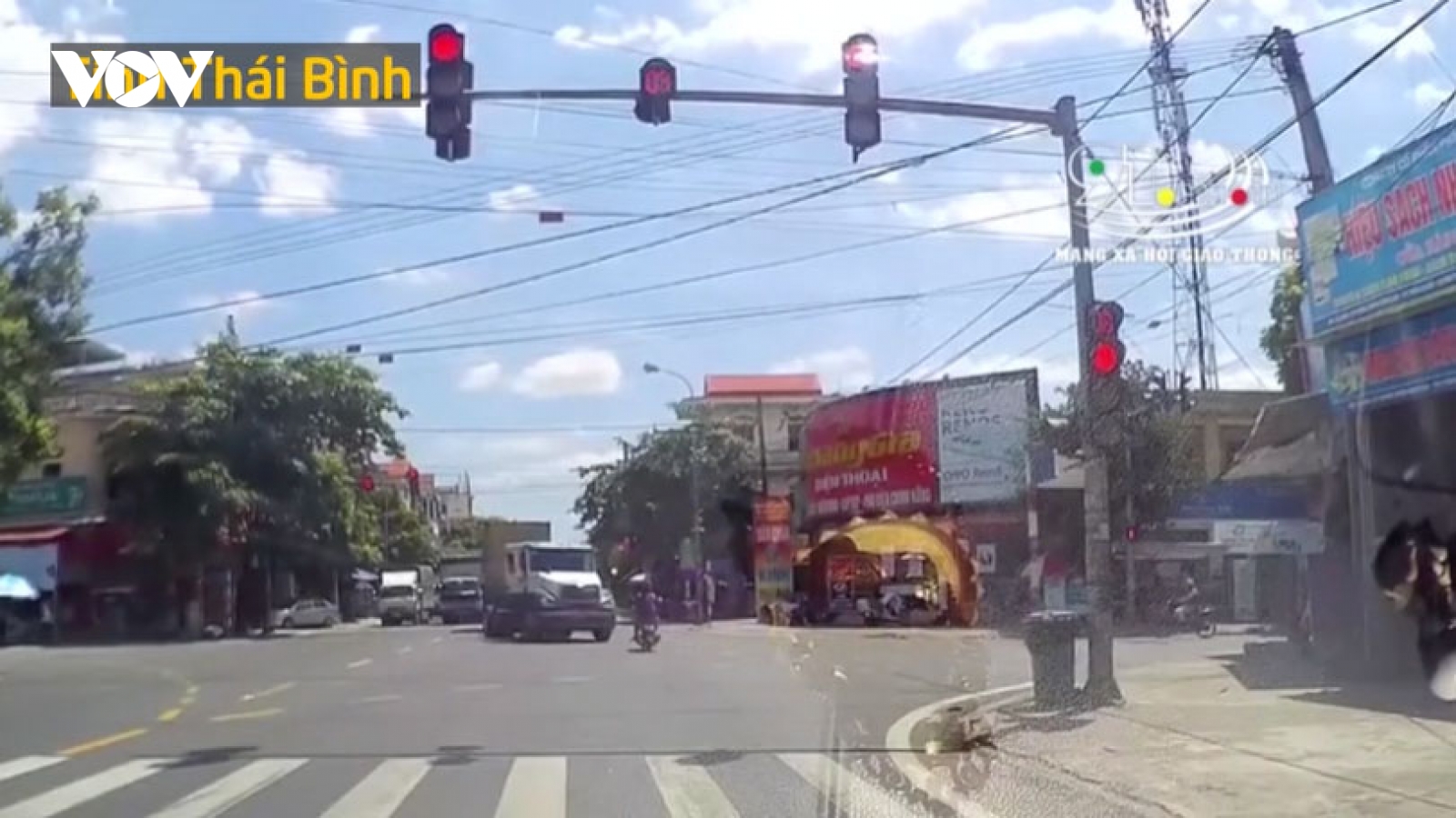 Video: Vượt đèn đỏ, xe máy bị container tông văng xa hơn chục mét