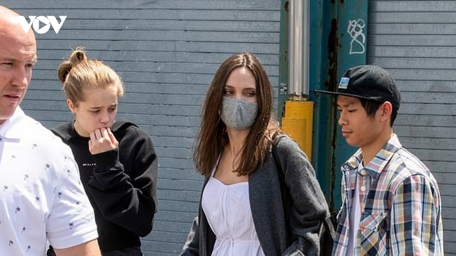 Angelina Jolie hào hứng đưa các con đến phòng tranh của nghệ sĩ Daniel Arsham
