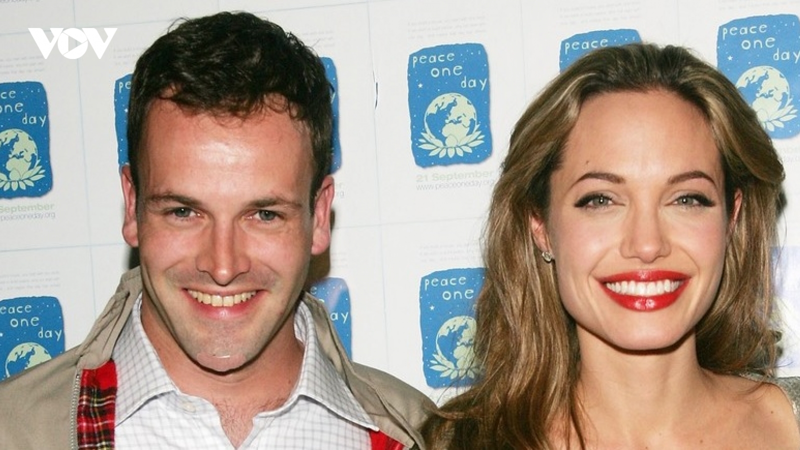 Angelina Jolie mang theo rượu đến thăm nhà chồng cũ Jonny Lee Miller