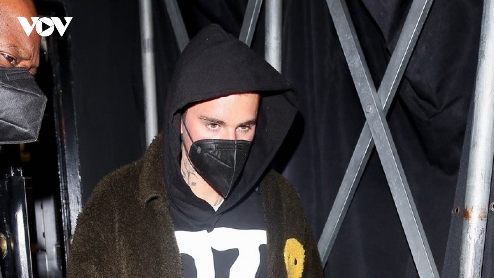 Justin Bieber trở về nhà lúc nửa đêm sau buổi tiệc tùng