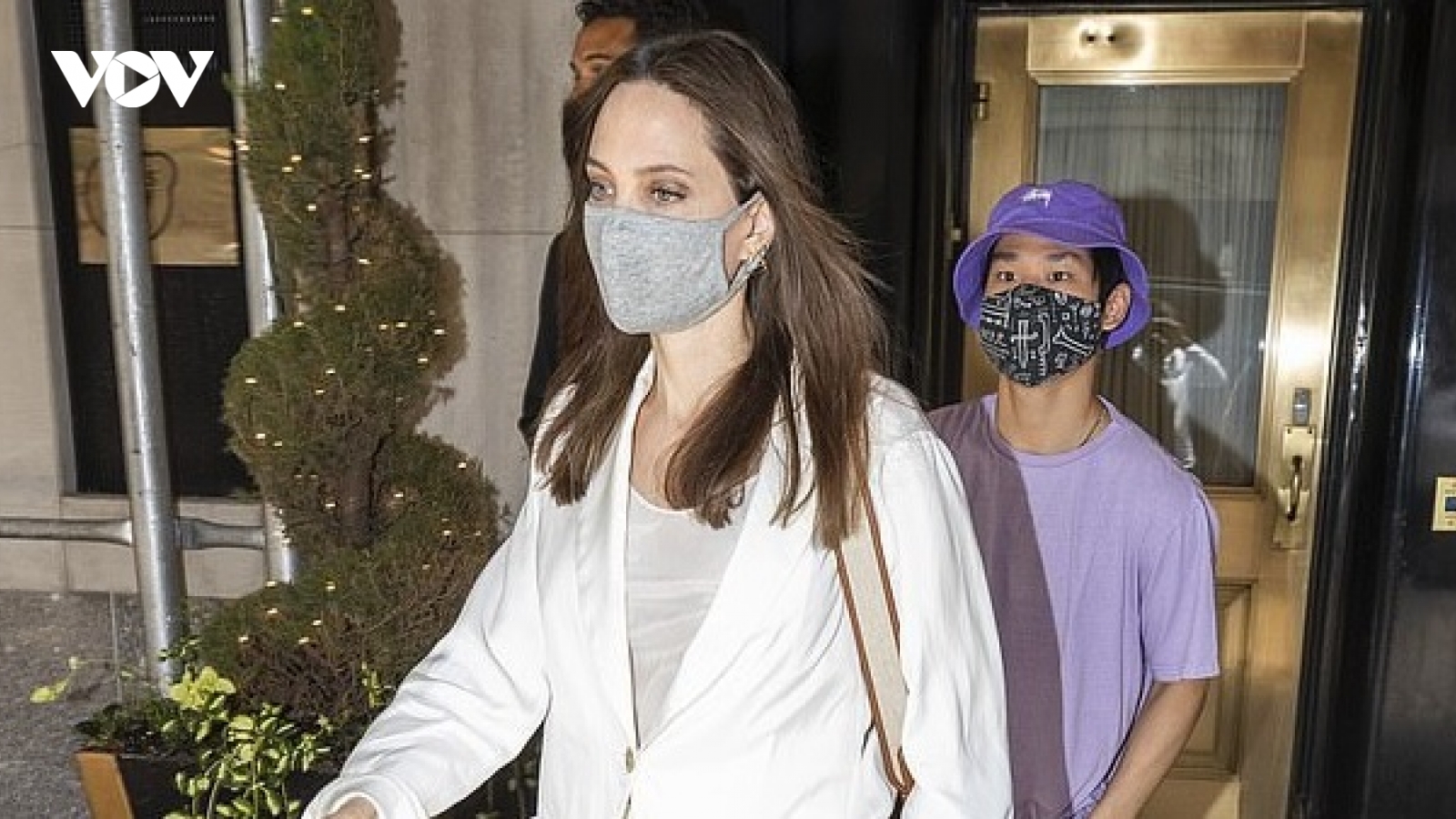 Angelina Jolie thanh lịch đi mua sắm cùng các con sau khi đến thăm nhà chồng cũ