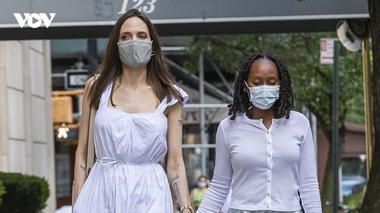 Angelina Jolie nắm tay con gái Zahara đi dạo phố