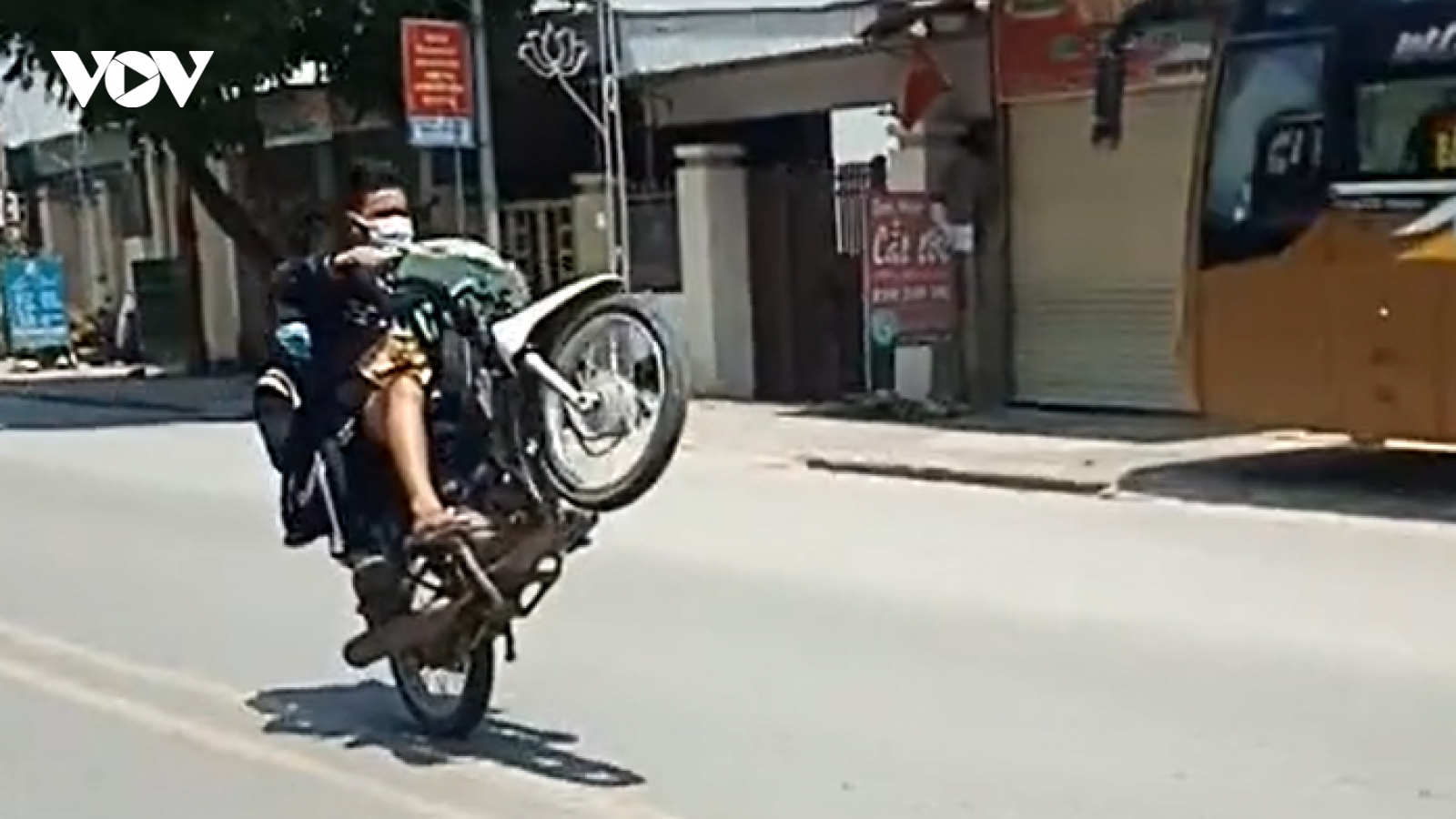 Triệu tập 4 “quái xế” bốc đầu xe, phóng như bay còn khoe “chiến tích” lên mạng