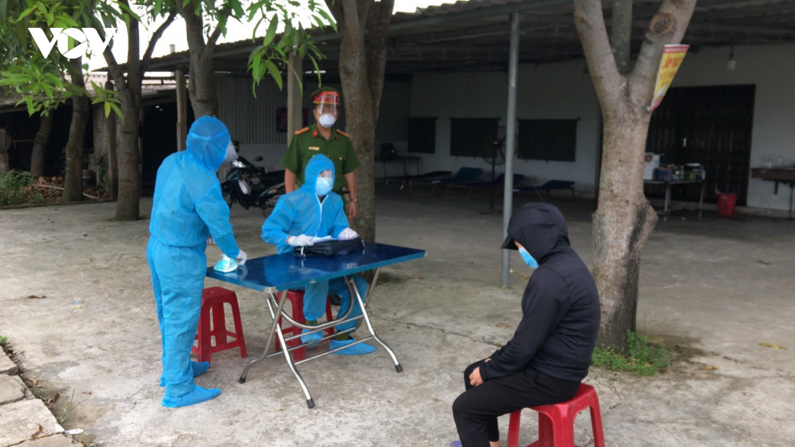 Lập biên bản hai trường hợp lội ruộng vượt chốt kiểm soát Covid-19
