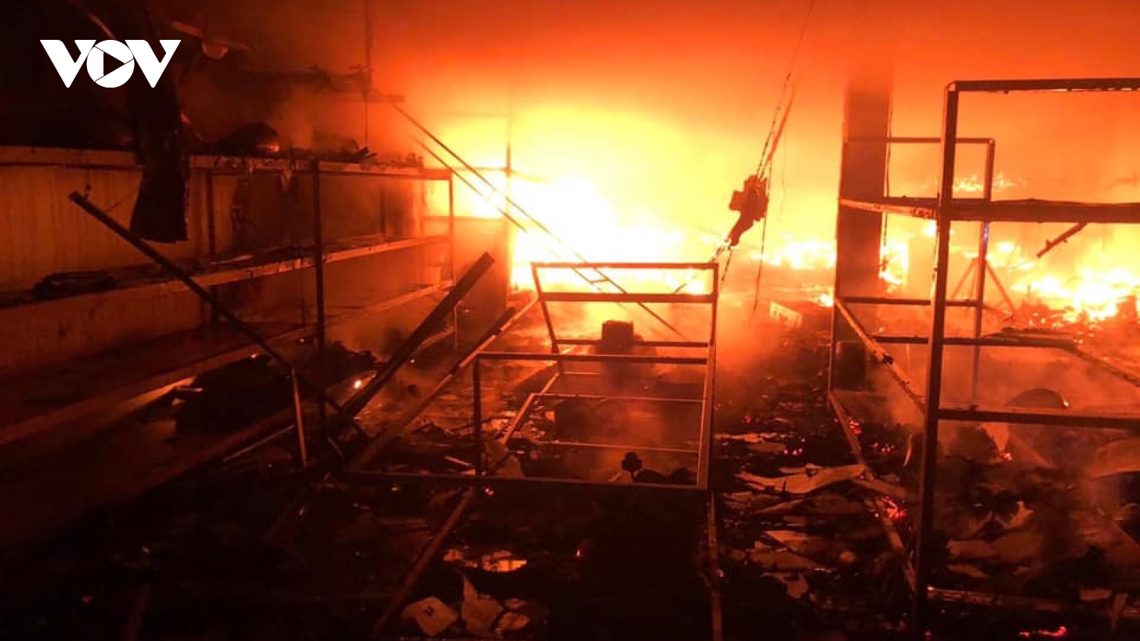 Hiện trường tan hoang sau vụ cháy kinh hoàng làm 6 người tử vong tại TP Vinh