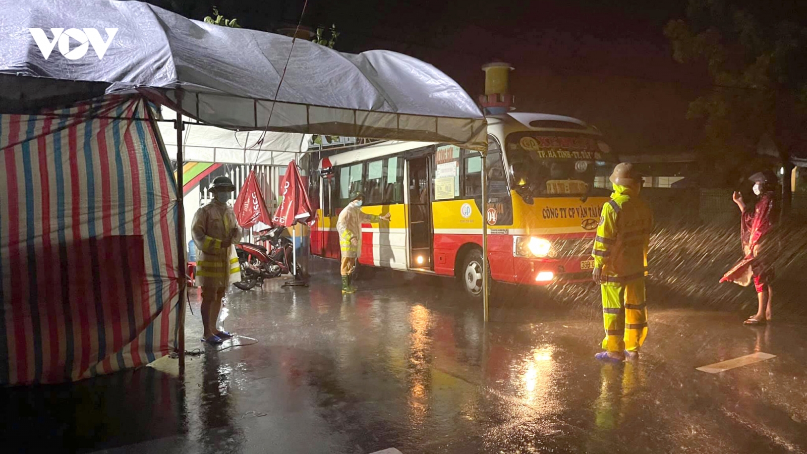 Mưa xối xả, Hà Tĩnh điều gấp 22 xe buýt hỗ trợ lực lượng phòng, chống Covid-19