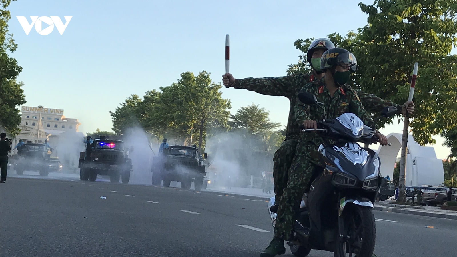 Hình ảnh trắng đêm “săn” Covid-19 trên thành phố nửa triệu dân