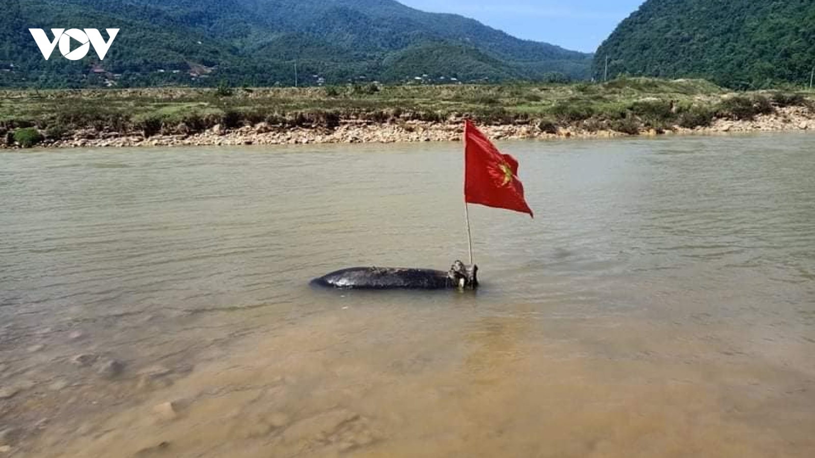 Đi quăng chài phát hiện quả bom “khủng” còn nguyên kíp nổ trên sông
