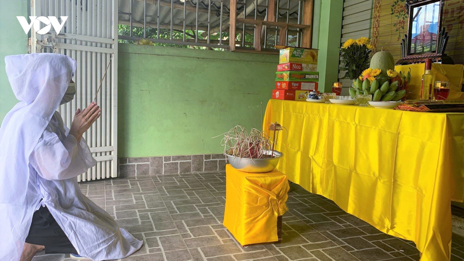 Nữ nhân viên y tế lập bàn thờ chịu tang mẹ ở vùng phong tỏa