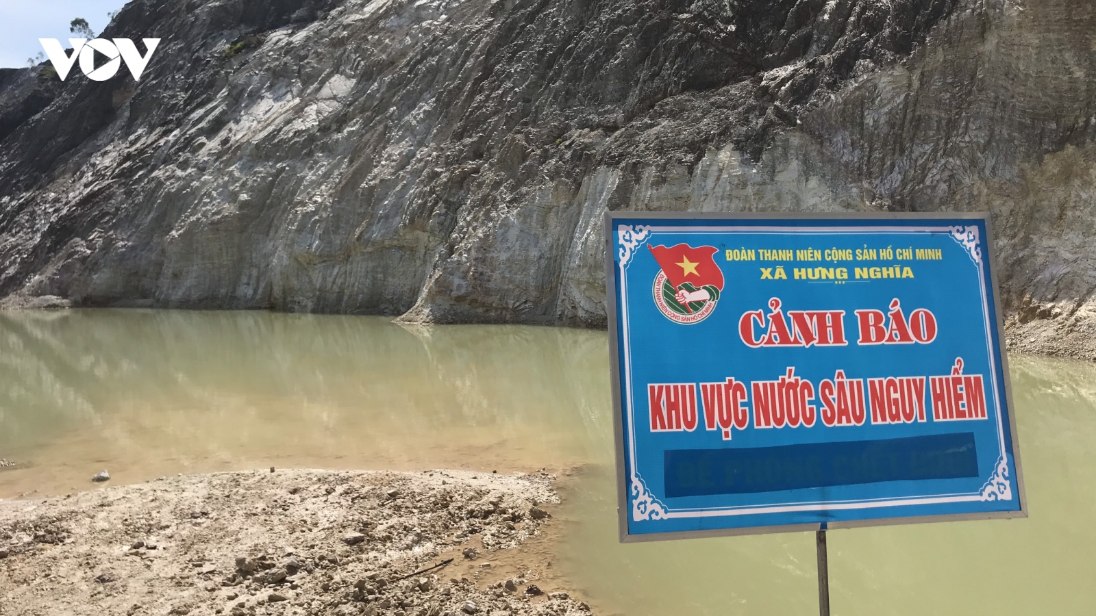 Ngã xuống “bẫy” trên triền núi, một học sinh đuối nước tử vong