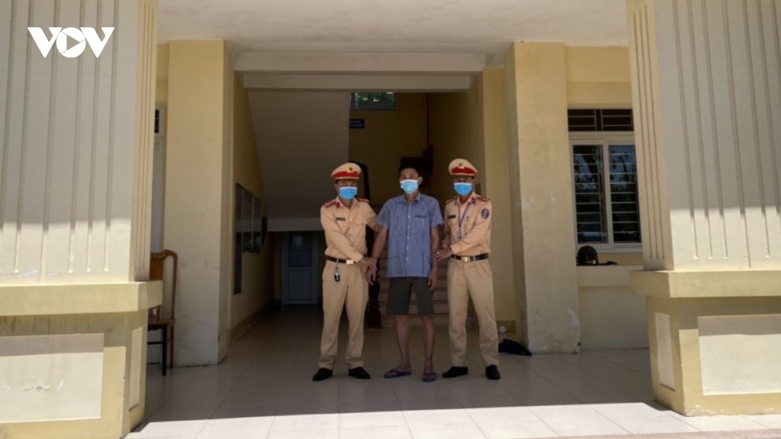 Thấy xe tải loạng choạng, kiểm tra tài xế phát hiện dương tính với ma túy