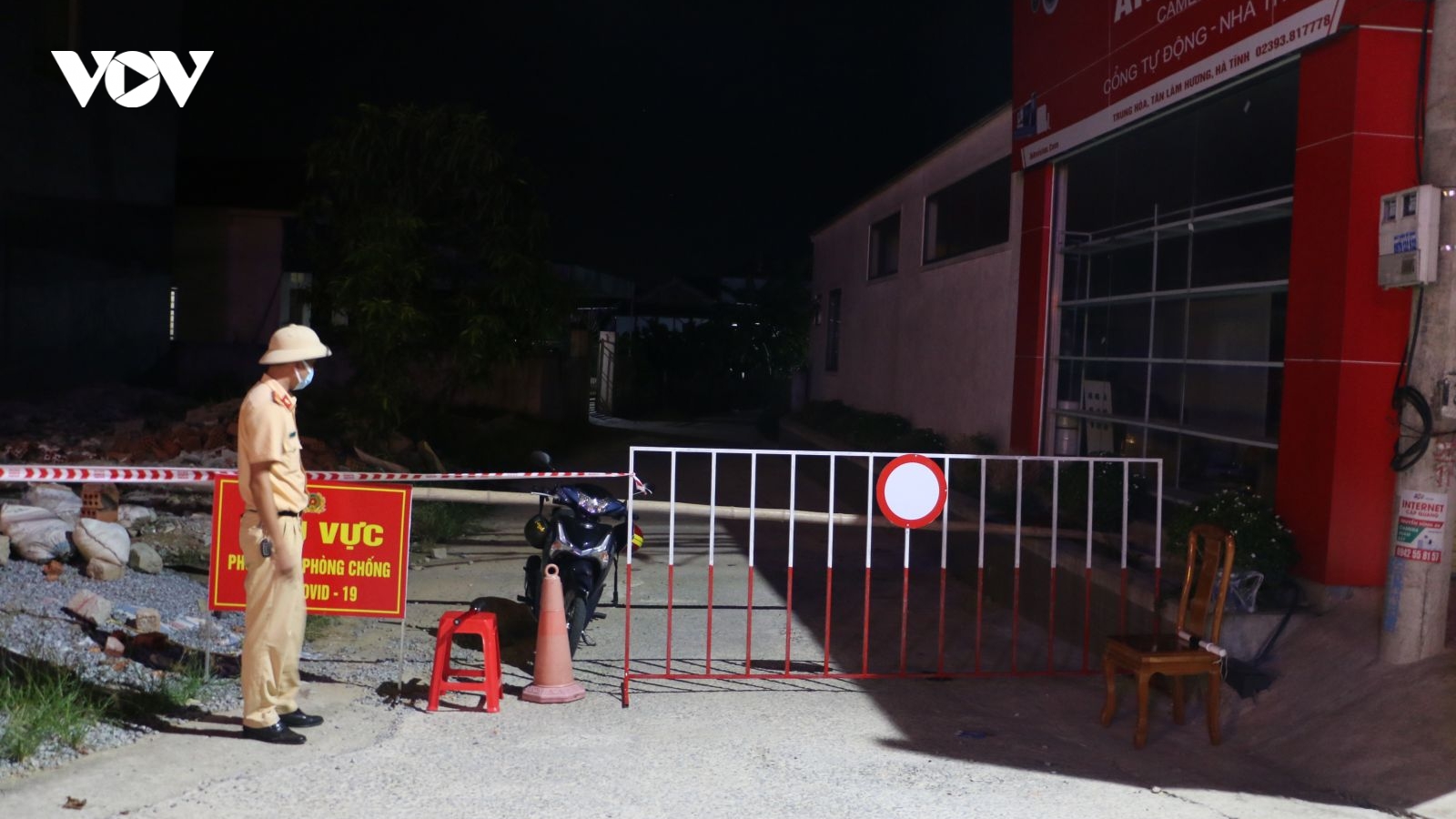 Hà Tĩnh phong tỏa 150 hộ dân liên quan đến 3 mẹ con mắc Covid-19 