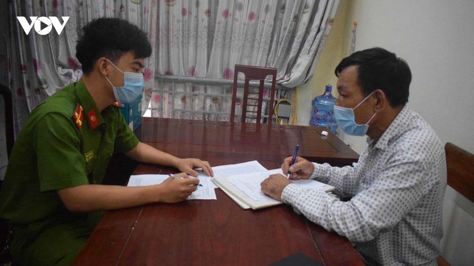 Uống rượu đánh vợ, đâm công an bị thương