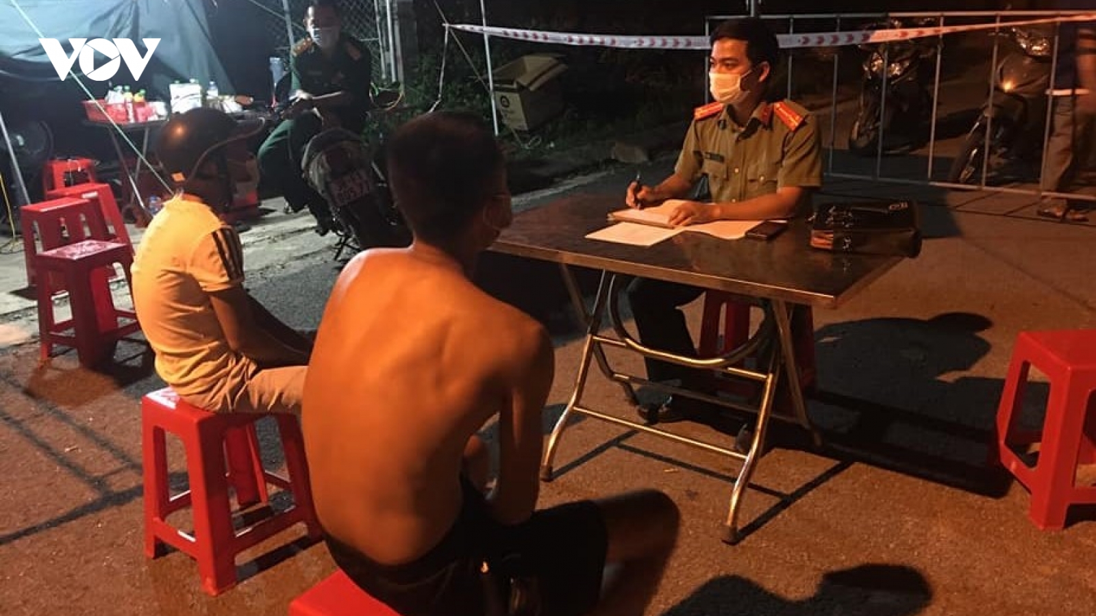 Hai thanh niên không đeo khẩu trang phóng xe vượt chốt vào vùng cách ly