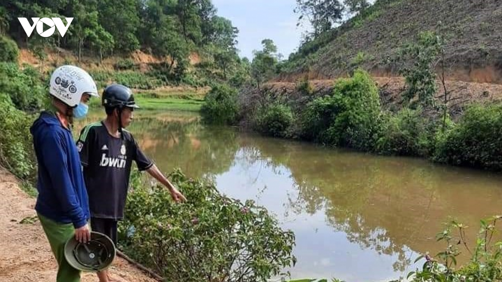 Xe máy lao xuống hồ, hai mẹ con đuối nước tử vong