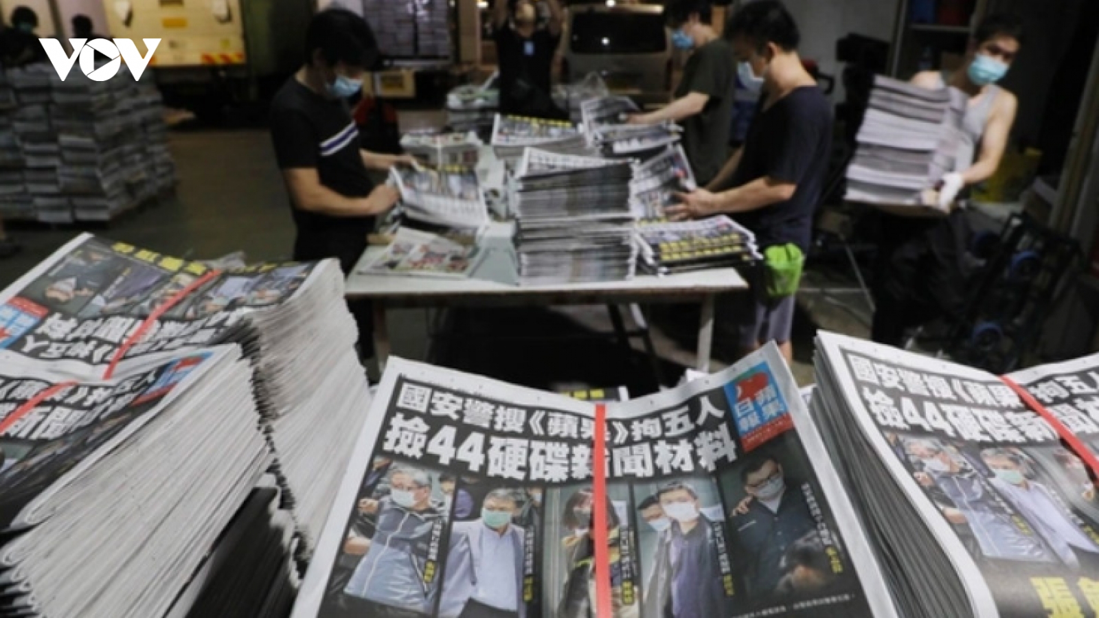 Tổng biên tập Apple Daily bị bắt, dân Hong Kong đổ xô đi mua báo