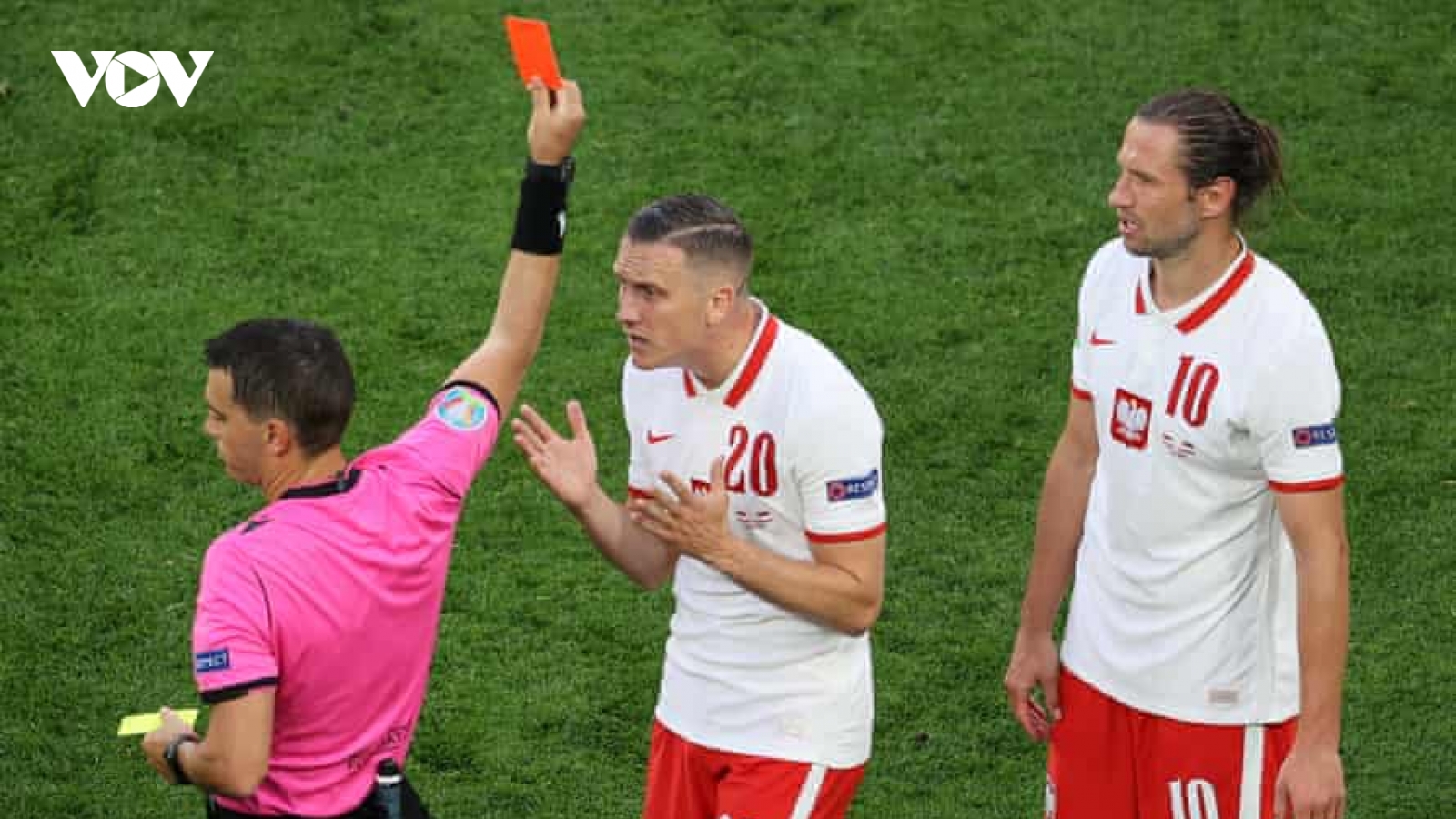Thẻ đỏ đầu tiên ở EURO 2021 xuất hiện, Ba Lan thua đau Slovakia