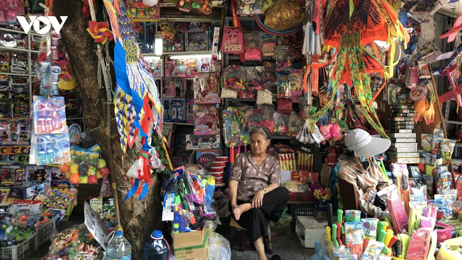 Thị trường quà tặng thiếu nhi 1/6: Sức mua giảm sâu