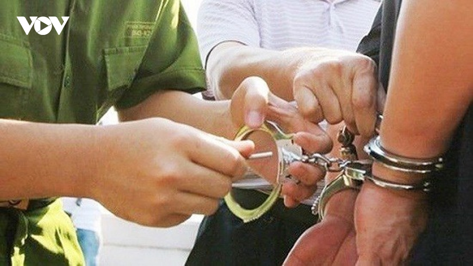 Khởi tố nam thanh niên chống người thi hành công vụ