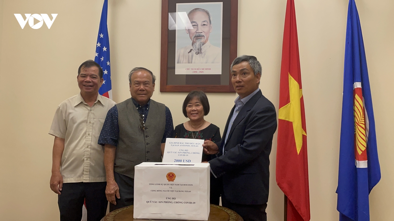 Cặp vợ chồng Việt kiều Mỹ hơn 80 tuổi lái xe 300km tới ủng hộ Quỹ vaccine