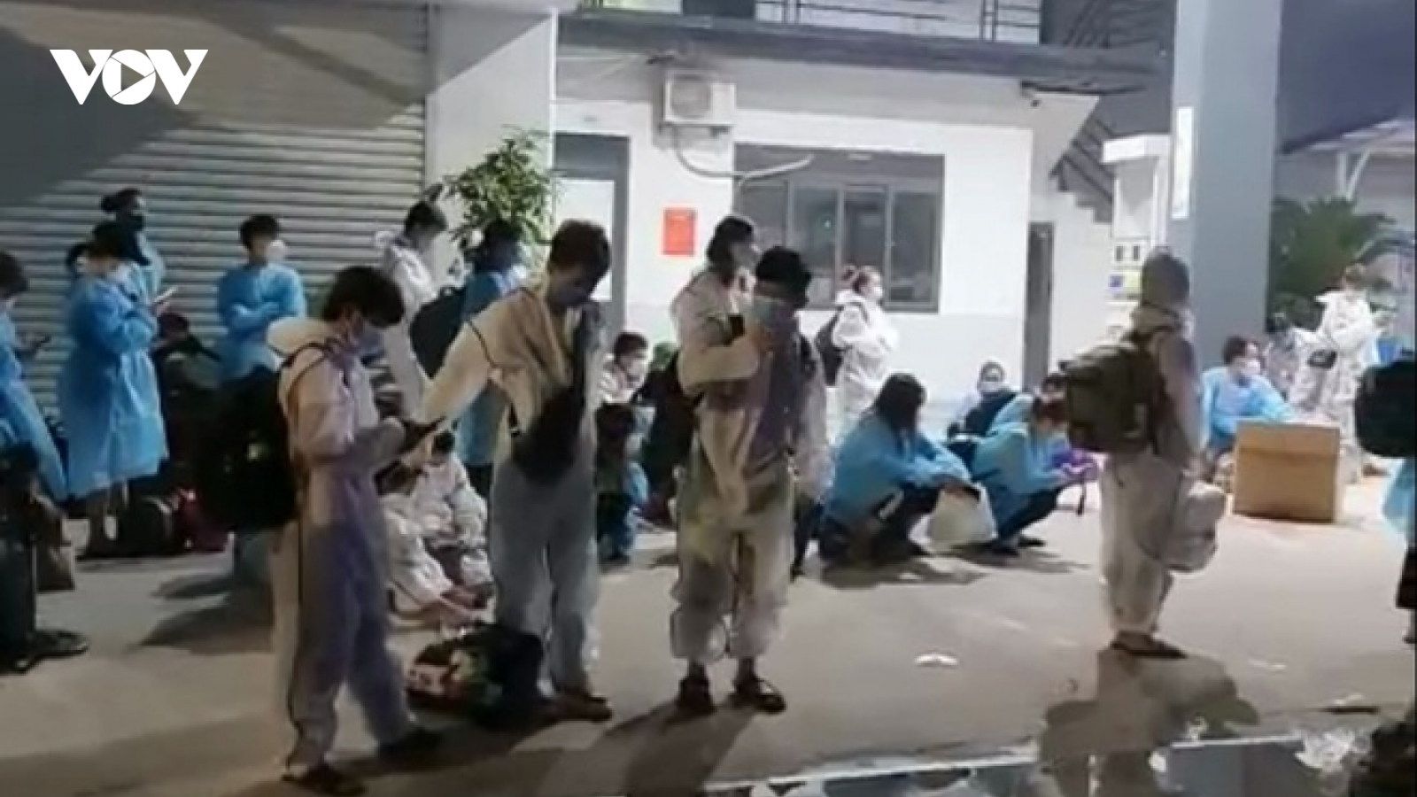 Chuyển hơn 1.000 công nhân khỏi ổ dịch Núi Hiểu, Bắc Giang trong đêm