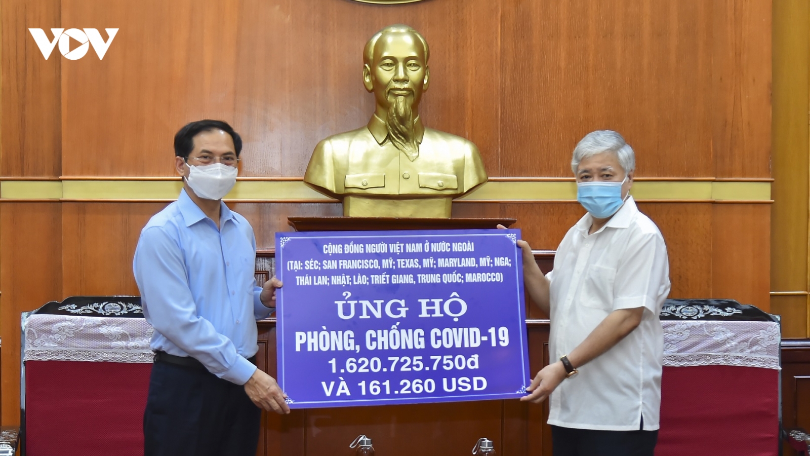 Bộ Ngoại giao trao hơn 6,2 tỷ đồng ủng hộ Quỹ vaccine phòng, chống Covid-19