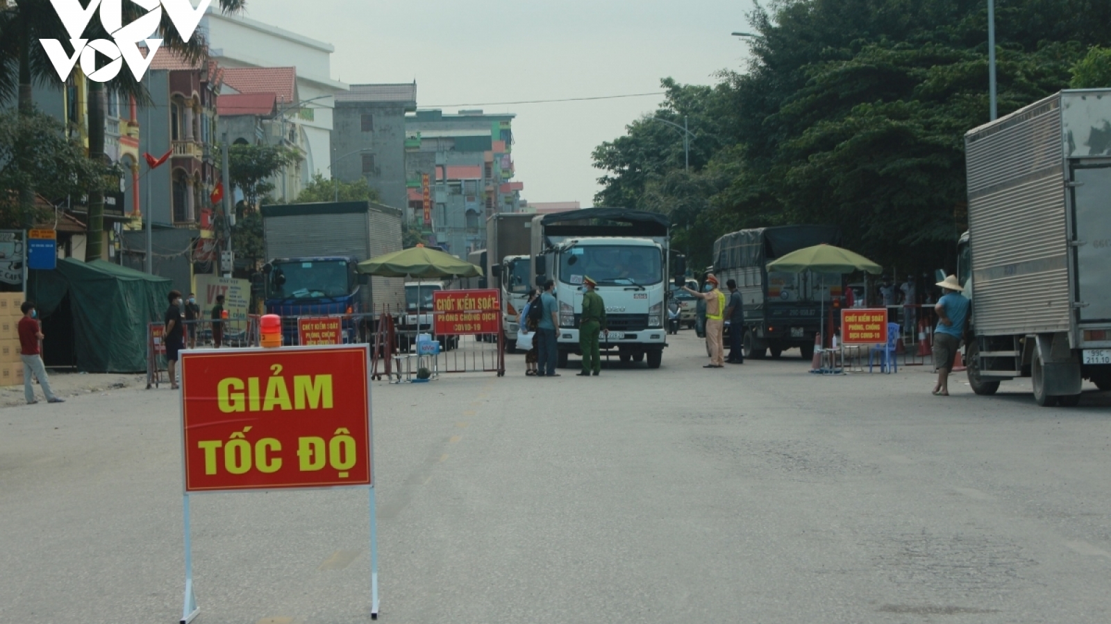 Đình chỉ Chủ tịch xã An Bình (Bắc Ninh) ký giấy cho dân đi chợ trong vùng dịch
