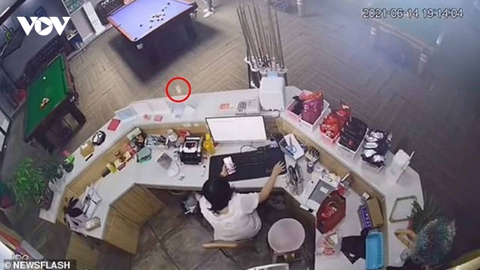 Video: Bóng bi-a bật mạnh từ bàn văng trúng mặt nữ nhân viên tiếp tân