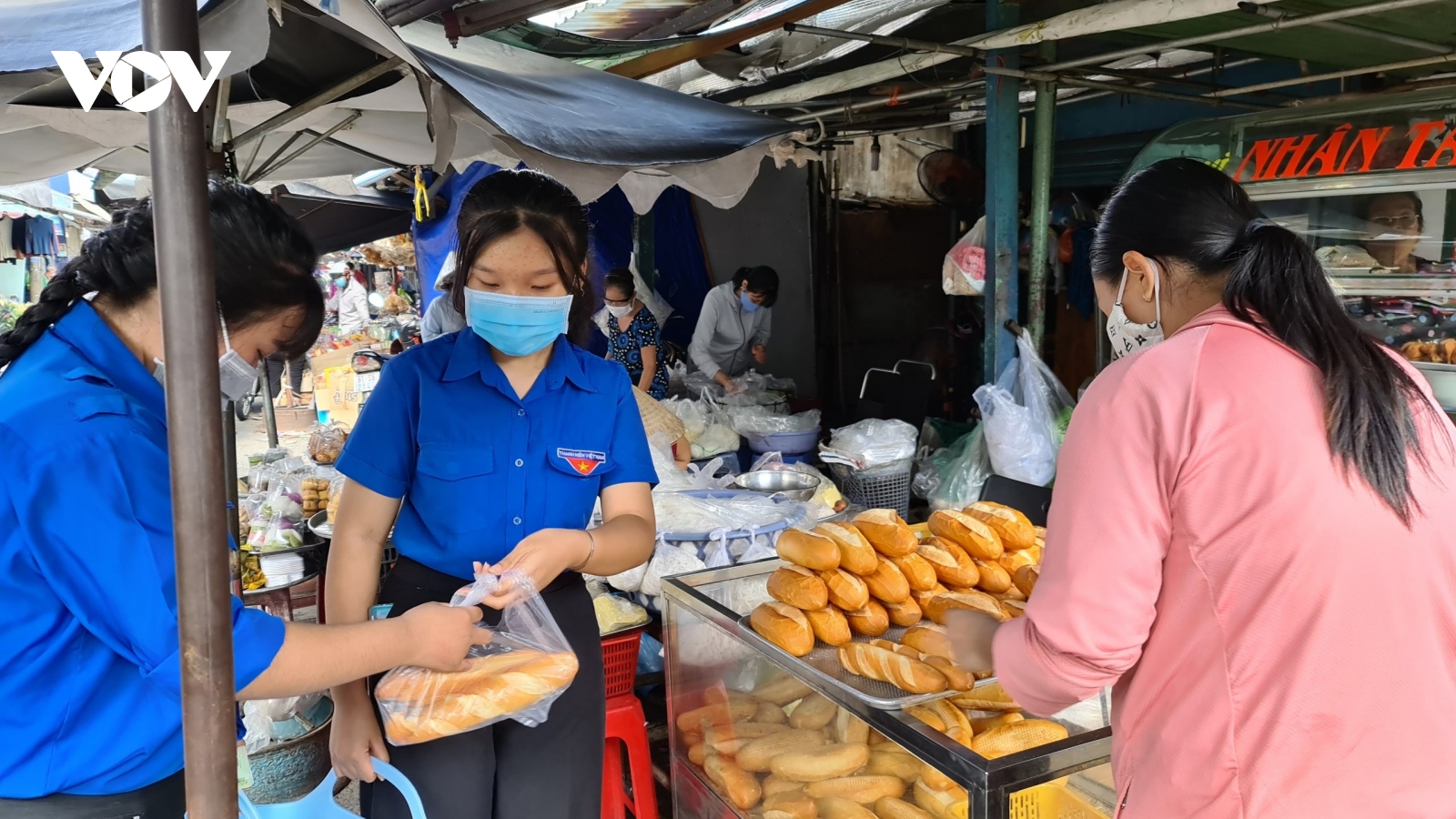 “Đi chợ giúp dân” ở các khu phong tỏa tại TP.HCM