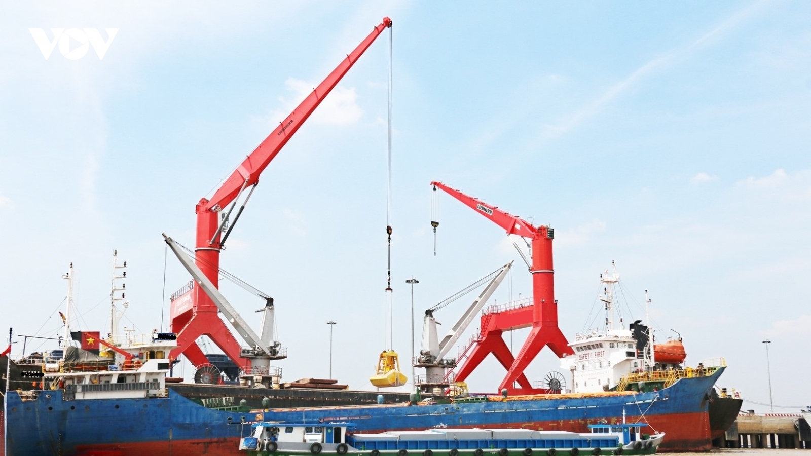 Long An phát hiện trên tàu hàng 5 ca dương tính với virus SARS-CoV-2