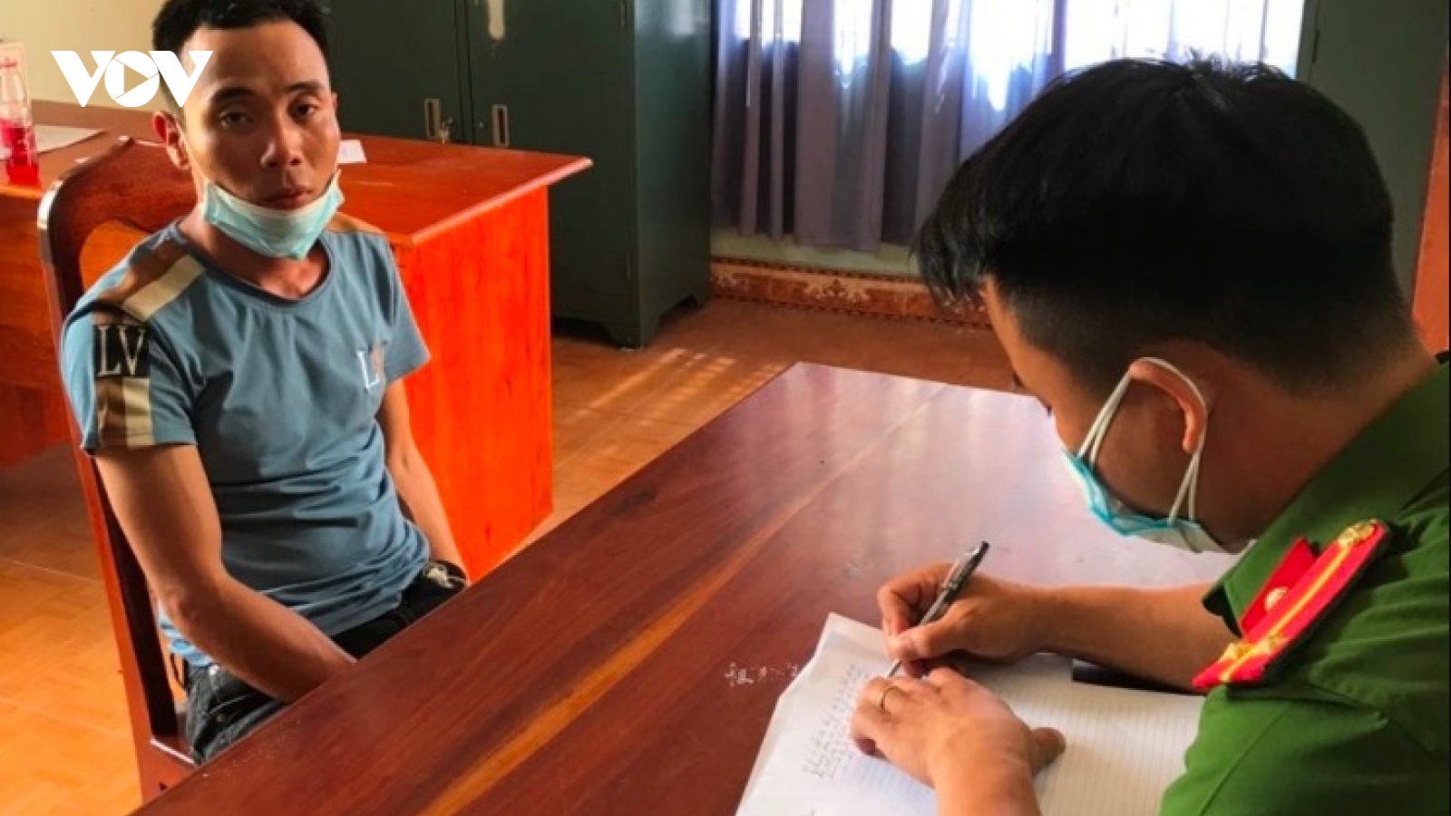 Khám nhà thanh niên "ngáo đá", công an phát hiện súng và ma túy