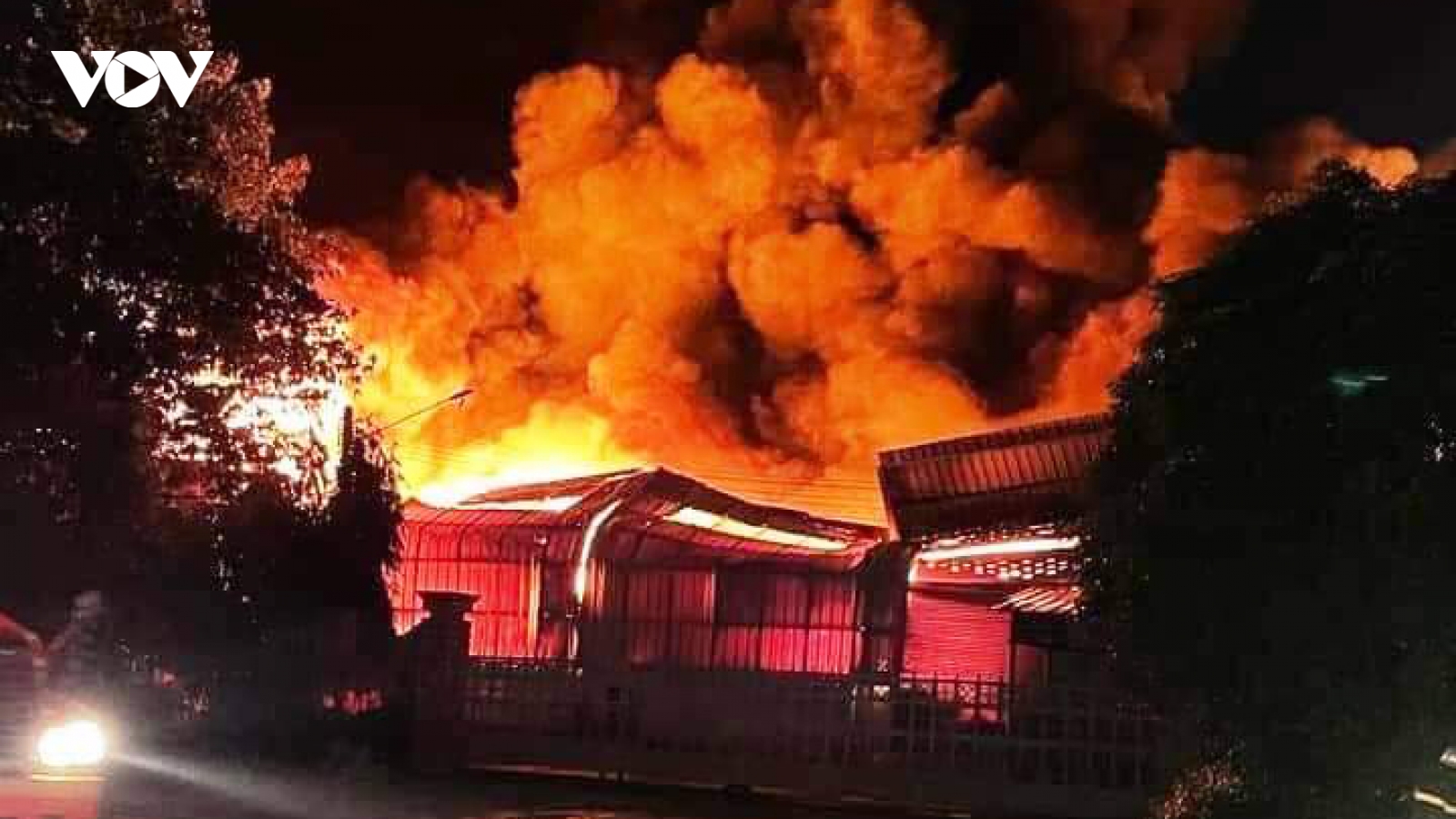 Cháy kho hàng trong Khu công nghiệp Sóng Thần 1 ở Bình Dương