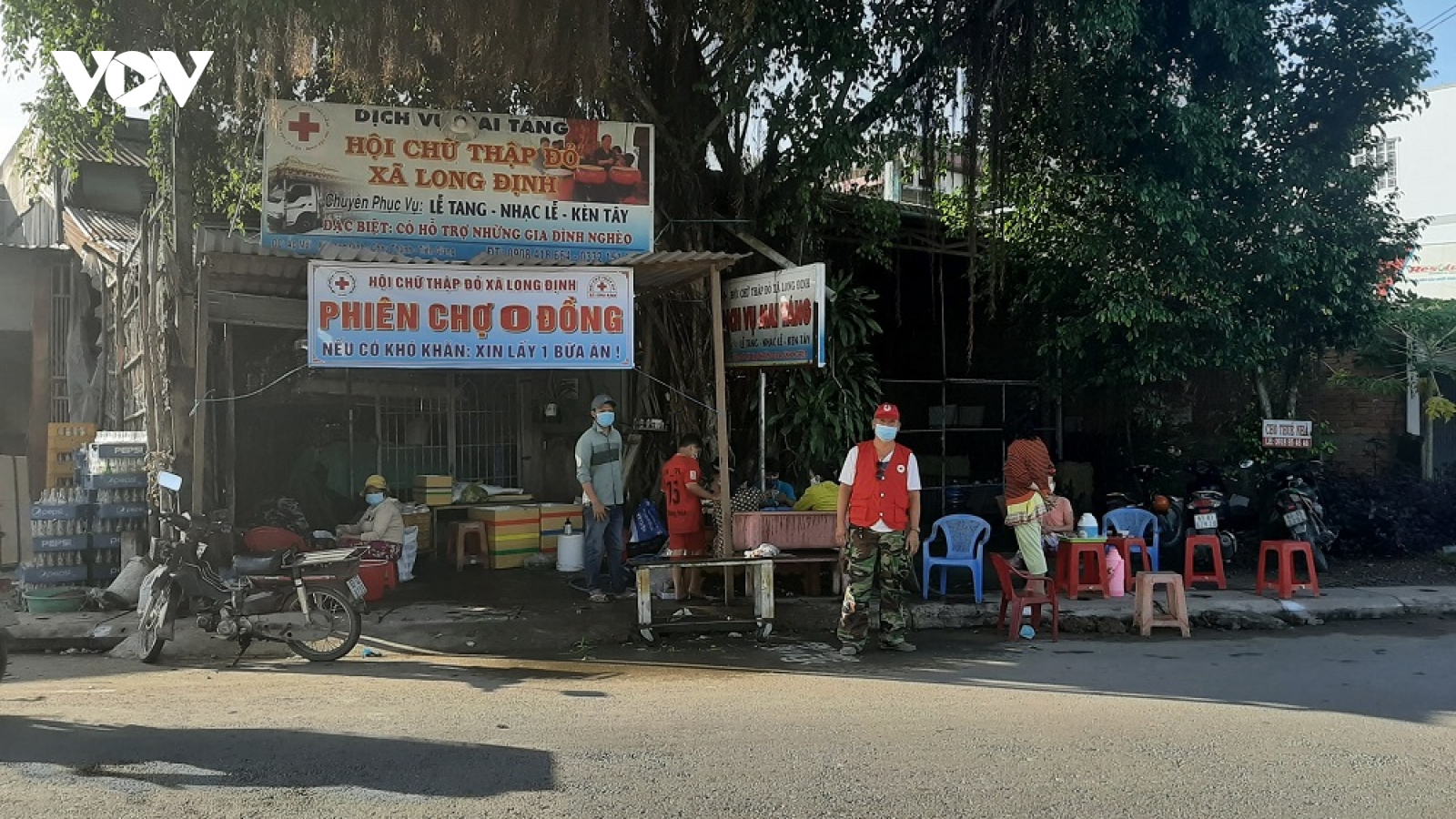 Phiên chợ 0 đồng ấm lòng người nghèo ở Tiền Giang