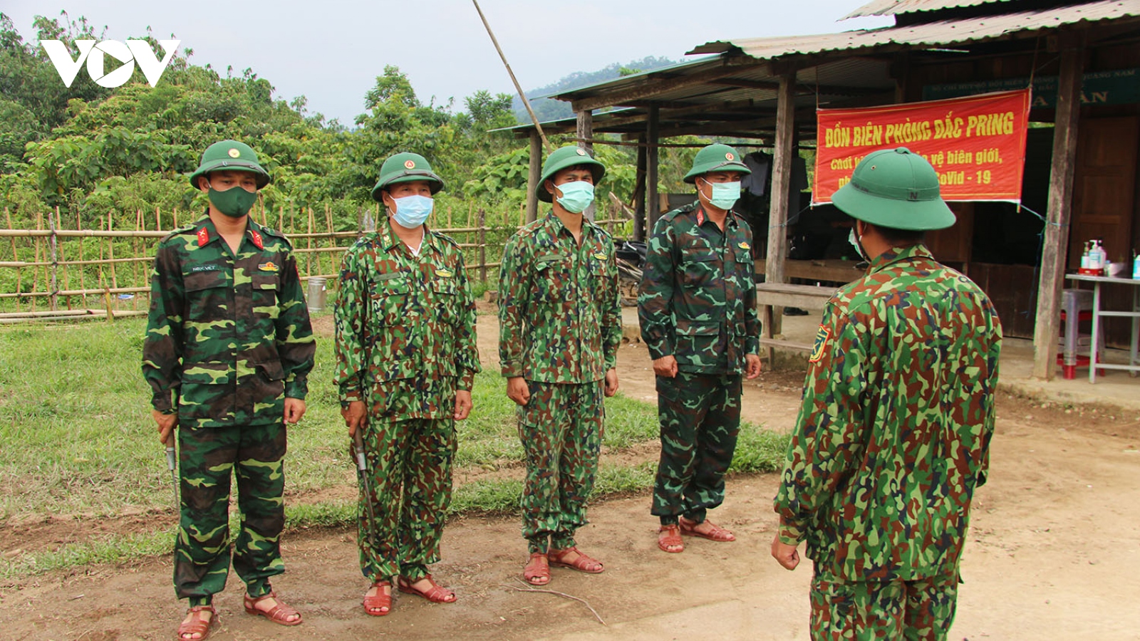 Chốt chống dịch trong rừng sâu, xa mà gần!